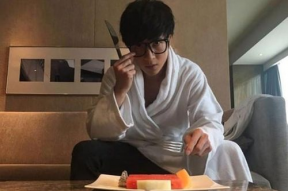 娱乐吃瓜酱薛之谦,从音乐才子到话题焦点，娱乐圈的“戏精”人生
