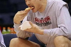 娱乐吃瓜酱明星踢球,明星足球场上的风采瞬间